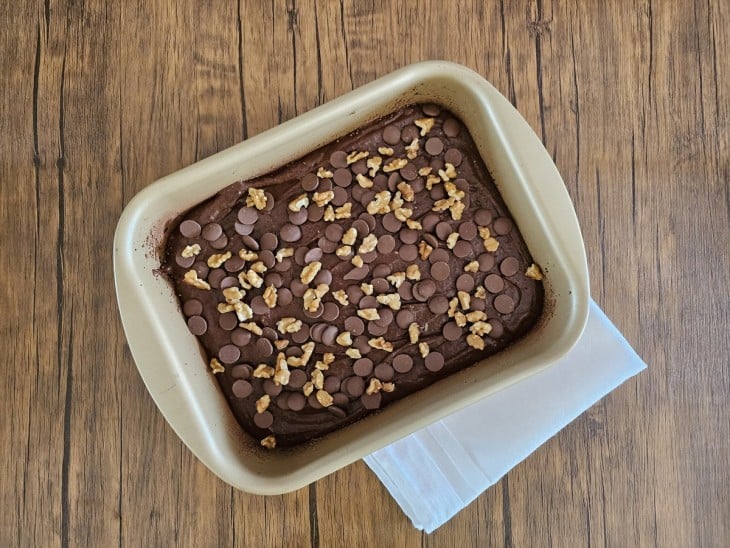 Brownie com pedaços de chocolate e nozes.