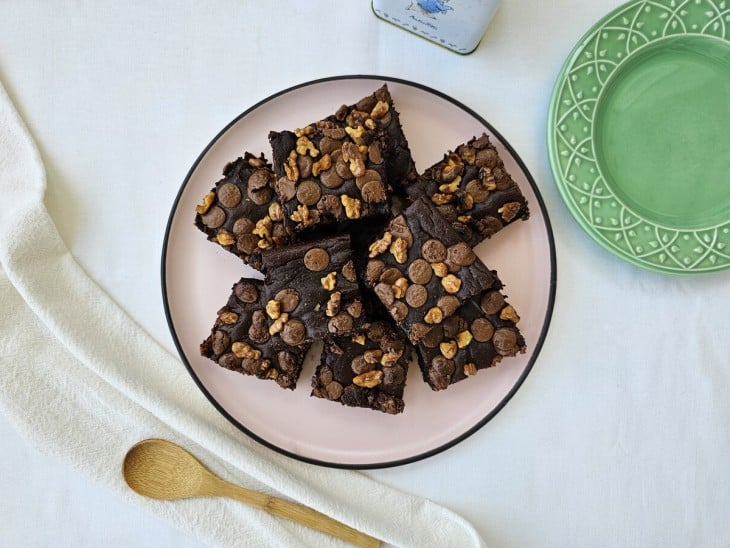 Brownie cortado em pedaços.