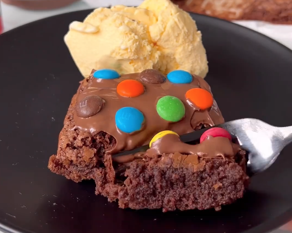 Brownie recheado com Nutella e M&Ms