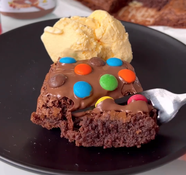 Brownie recheado com Nutella e M&Ms