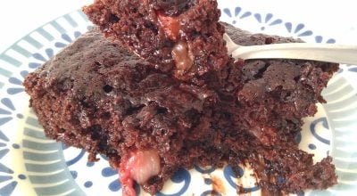 Brownie sem glúten com morangos