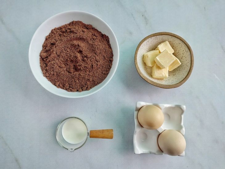 Ingredientes reunidos na bancada.