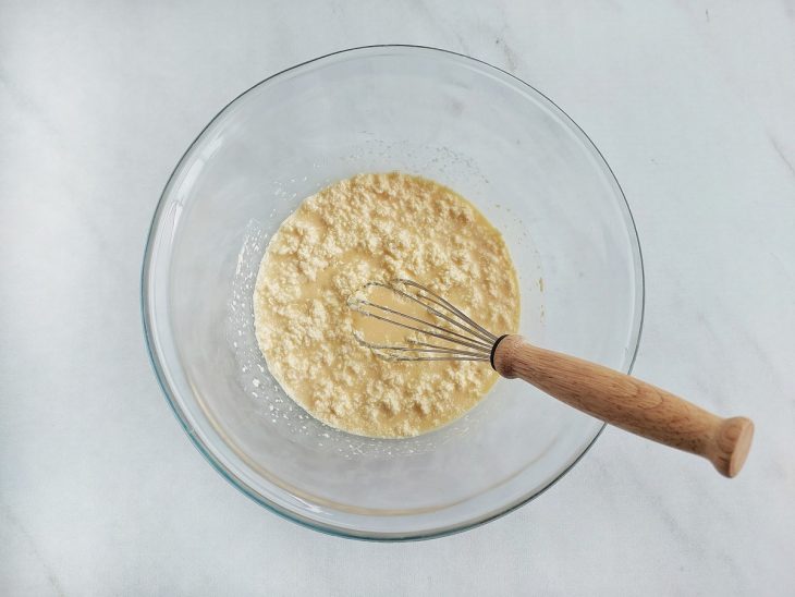 Leite e manteiga adicionados a mistura.