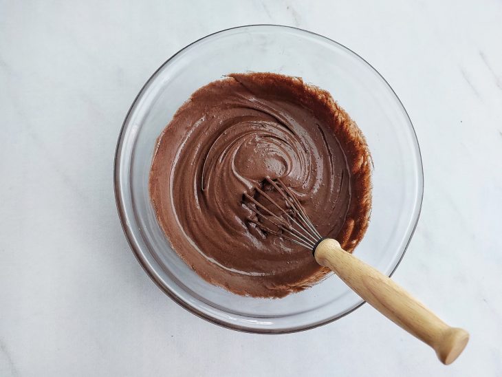 Mistura para brownies adicionada a tigela.