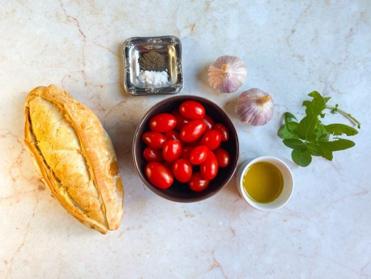 ingredientes reunidos para fazer bruschetta