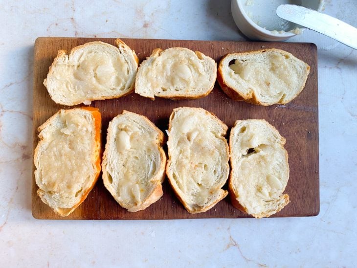 pão italiano cortado em fatias