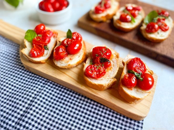 bruschetta servida na tábua