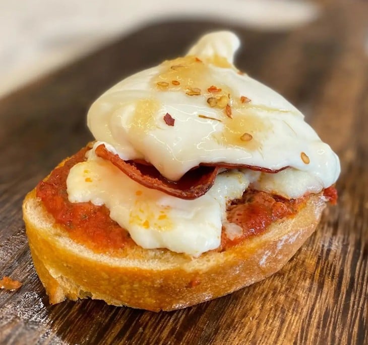 Bruschetta com mussarela e pepperoni