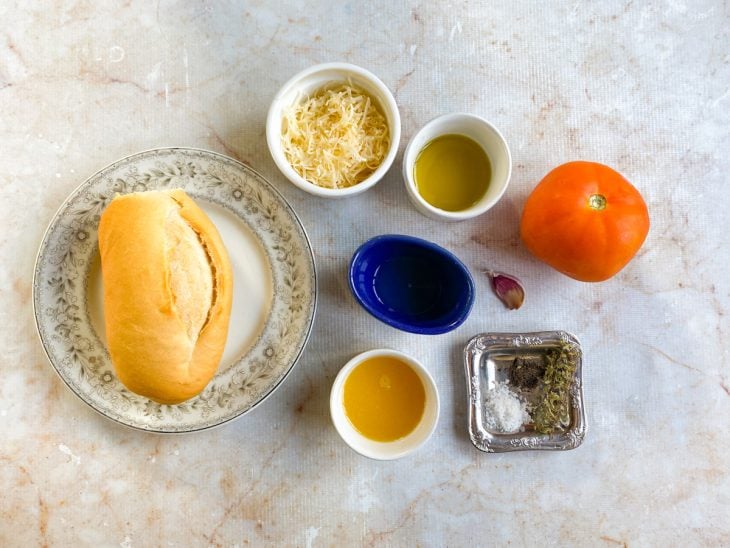 ingredientes para preparo da bruschetta separados e porcionados.