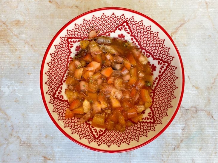 tomates picadinhos e temperados para rechear as bruschettas.