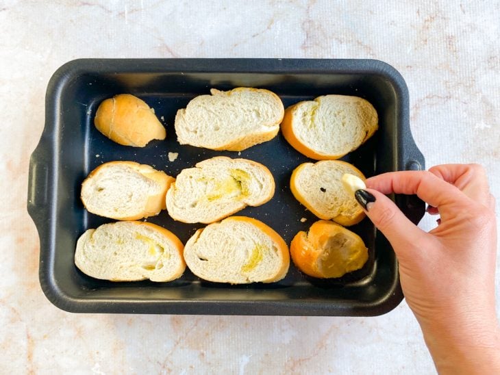 pão francês aromatizado com alho para assar.