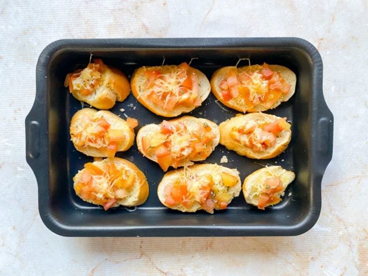 bruschettas montadas prontas para irem ao forno.
