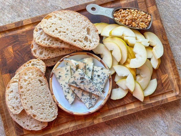 Ingredientes reunidos em sobre uma tábua de cozinha.