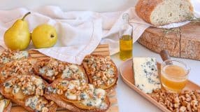 Bruschetta de gorgonzola com pera
