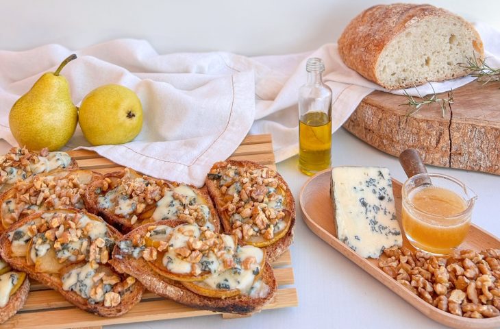 Bruschetta de gorgonzola com pera