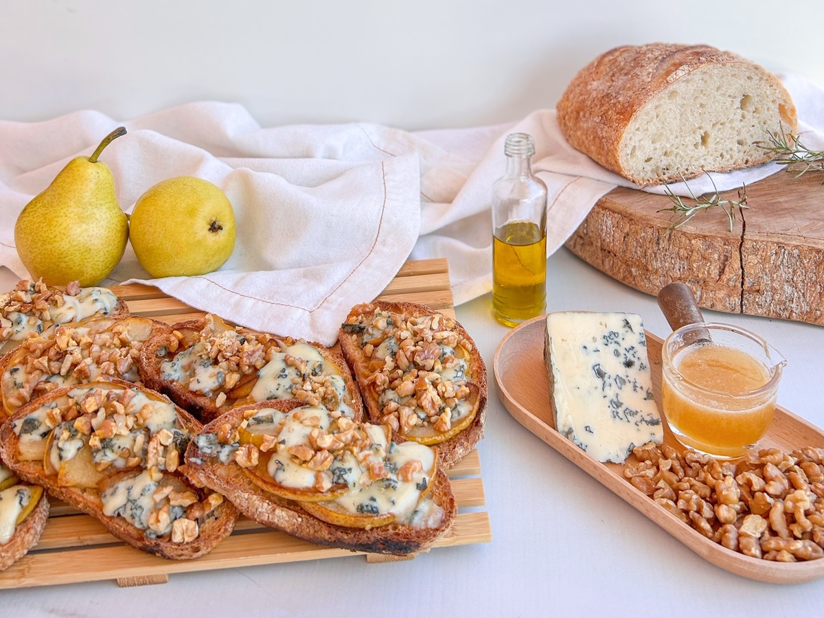 Bruschetta de gorgonzola com pera