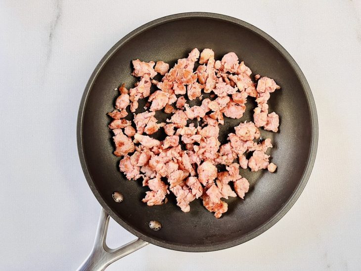 linguiça refogada para rechear bruschetta.