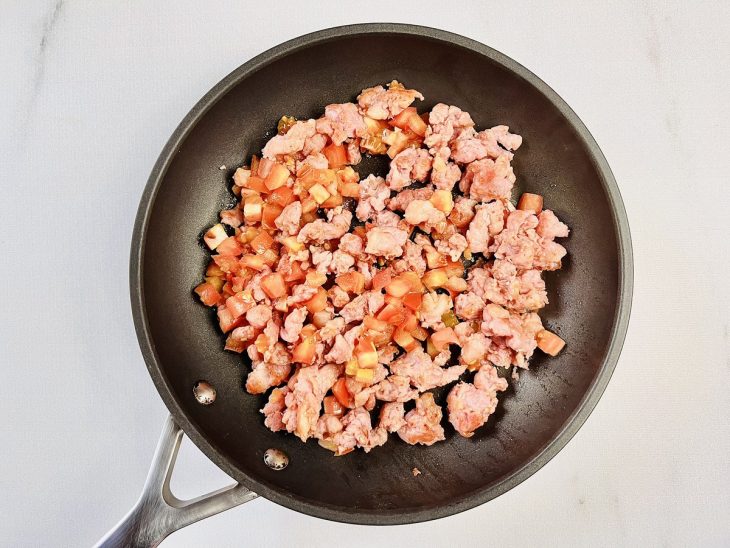 tomate adicionado ao recheio da bruschetta.