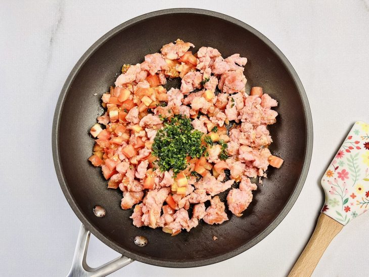 salsinha adicionada ao recheio da bruschetta.