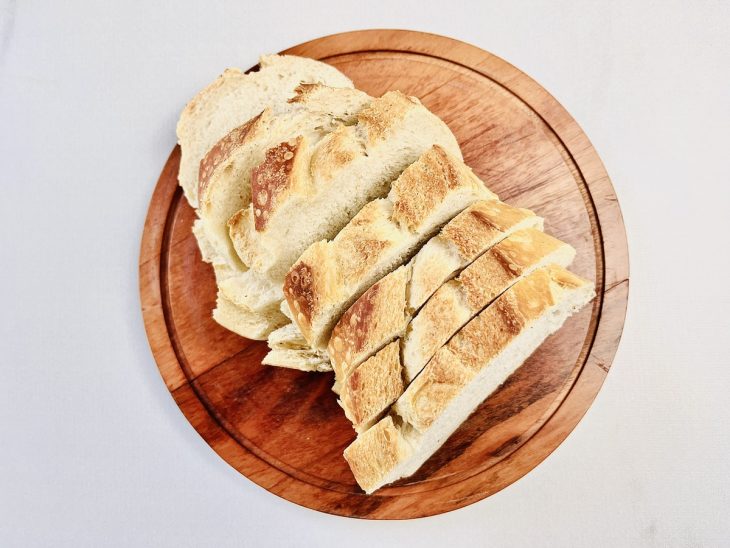 pão italiano cortado em fatias.