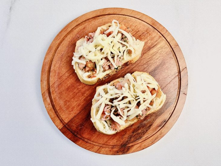 pão italiano recheado com linguiça e queijo.l