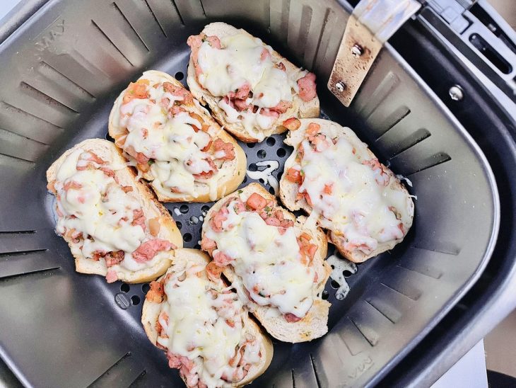 bruschettas assadas na air fryer.