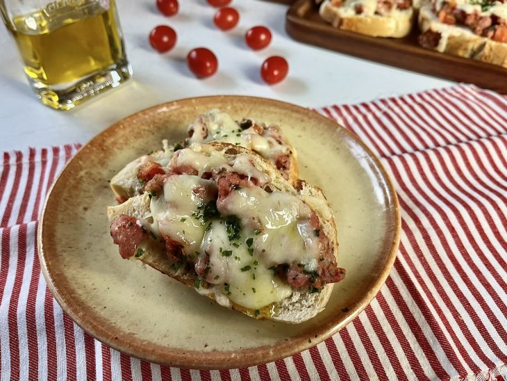 bruschettas de linguiça finalizada e servida.