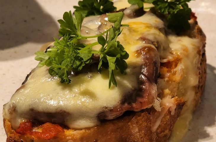 Bruschetta de mignon com cogumelos