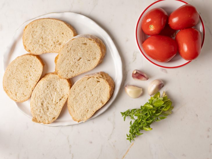 ingredientes para preparo da bruschetta de tomate.