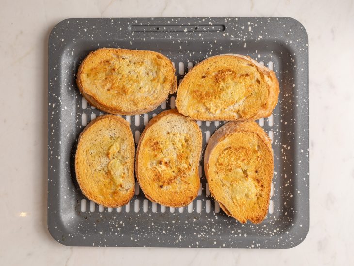 fatias de pão italiano torradas.
