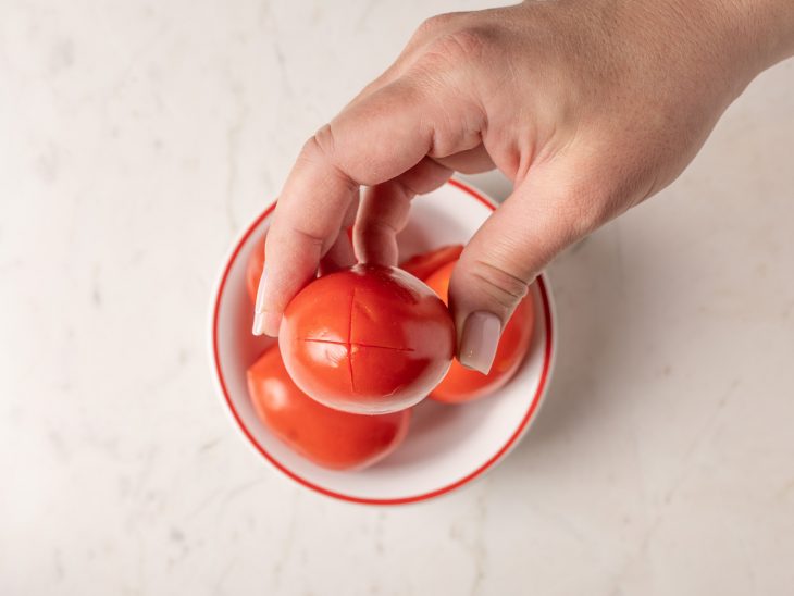 tomate com x para técnica de descascar.