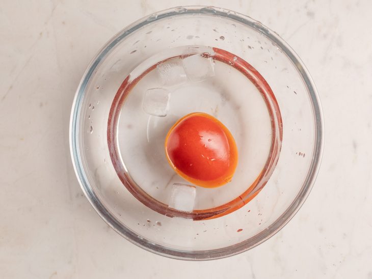 tomate cozido em água gelada.