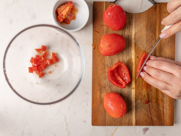 tomate sem casca e sem semente picado.