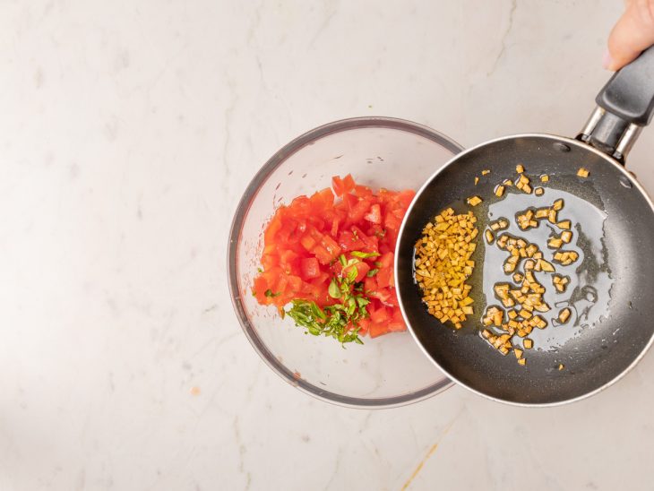 alho adicionado ao tomate picado e temperos.