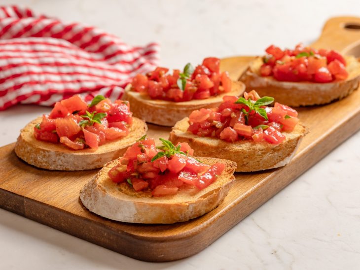 bruschetta de tomate finalizada e servida.