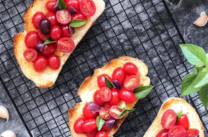 Bruschetta de tomate-cereja