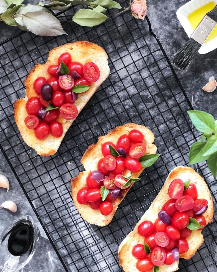 Bruschetta de tomate-cereja