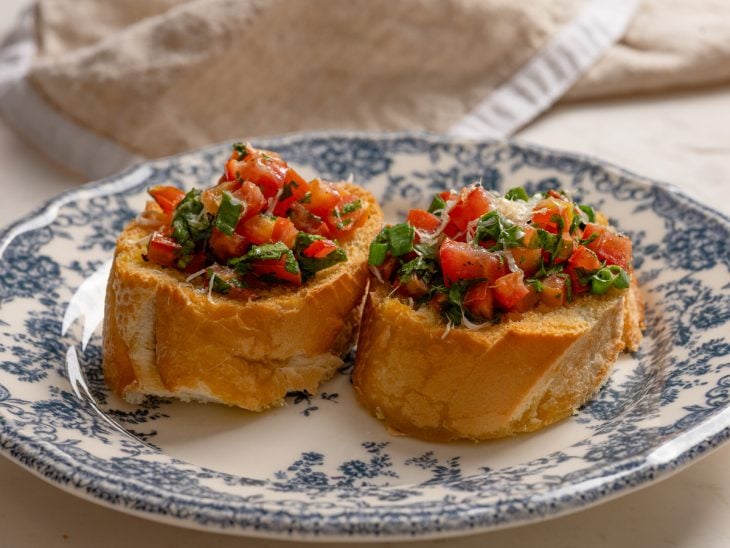 Bruschettas prontas para consumo sobre um prato.