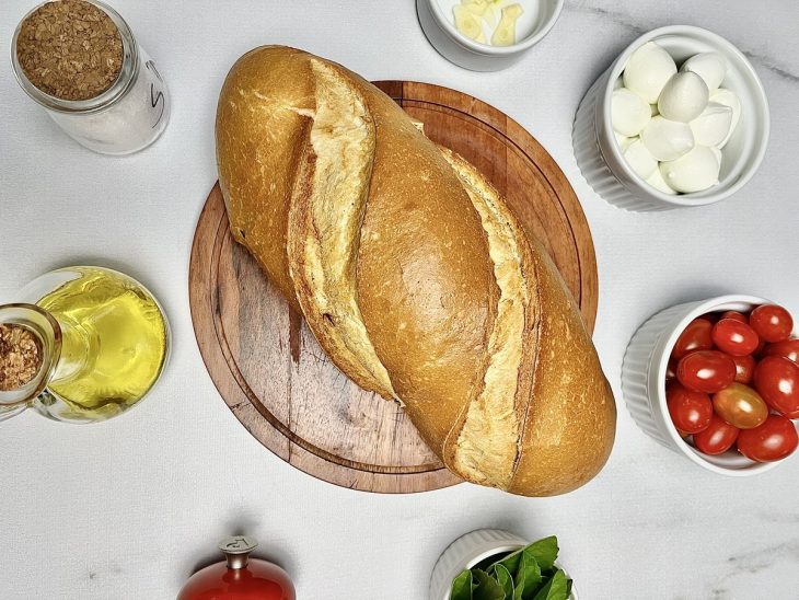 ingredientes para preparo de bruschetta fácil separados.