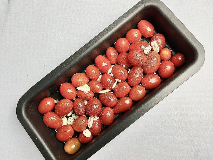 tomate cereja temperado para assar para rechear bruschetta.