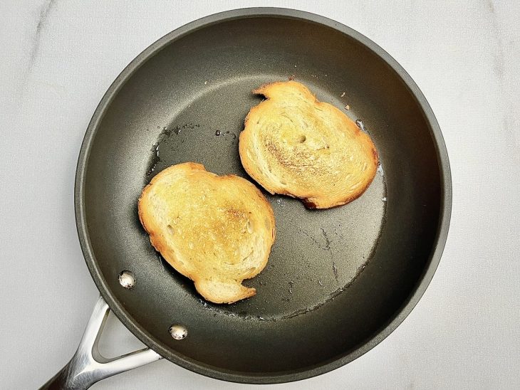 fatias de pão tostadas na frigideira.