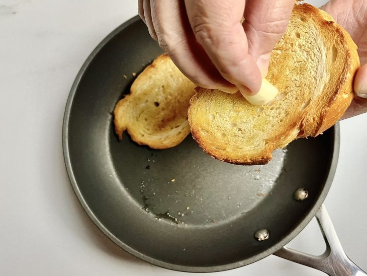 pão tostado aromatizado com alho.