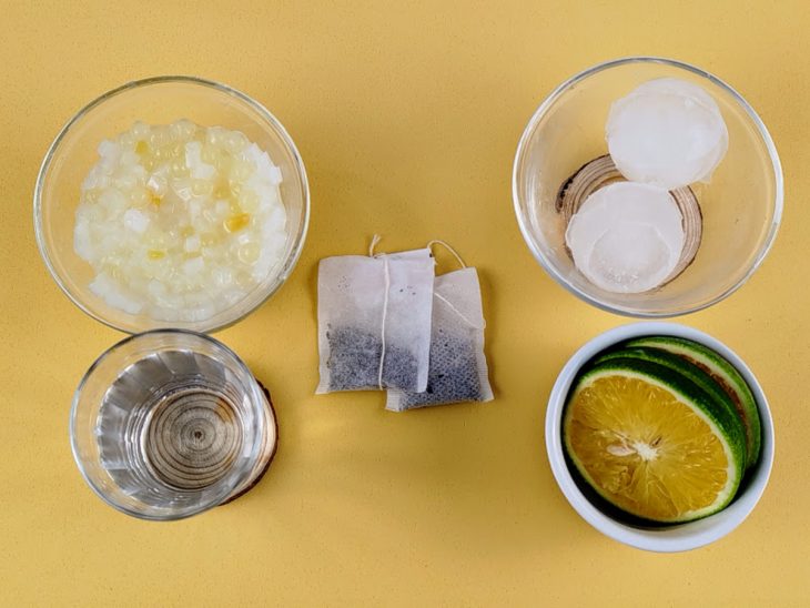 Ingredientes reunidos em uma bancada.