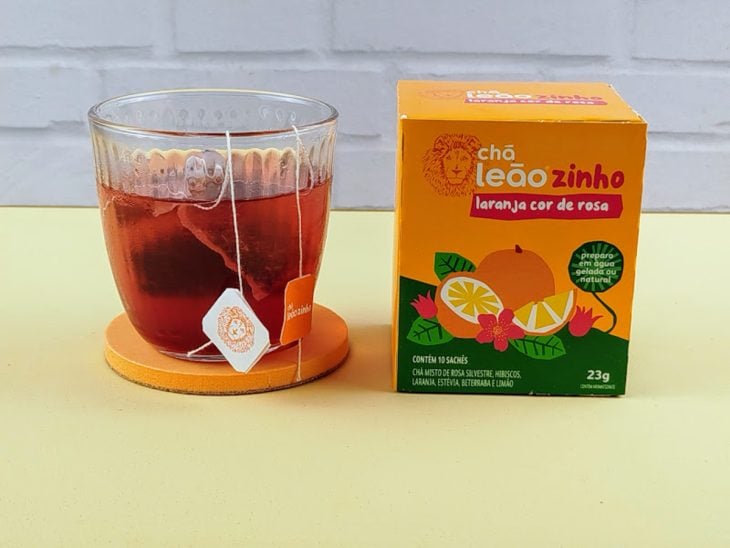 Sachês de chá em infusão em uma xícara de vidro com água.