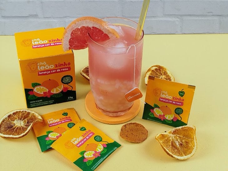 Bubble tea de chá Laranja Cor de Rosa pronto para consumo em um copo de vidro.