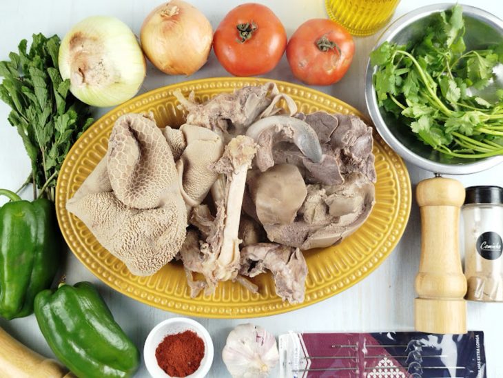 Ingredientes separados sobre a bancada.