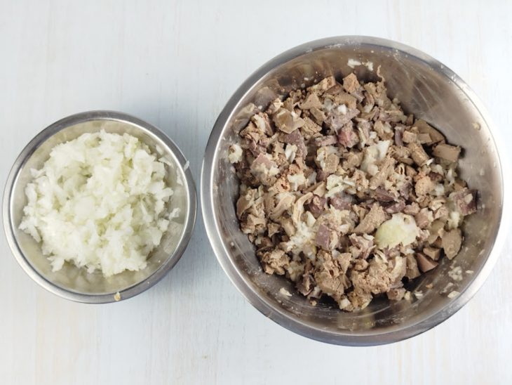 Vísceras do bode em cubos pequenos em uma tigela.