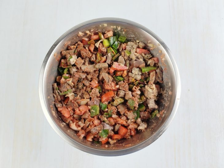 Ingredientes misturados na tigela.