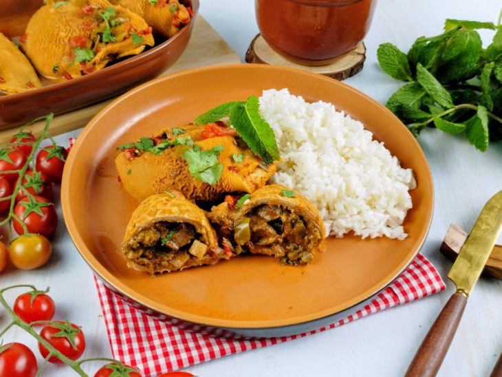 Buchada de bode servida com arroz.