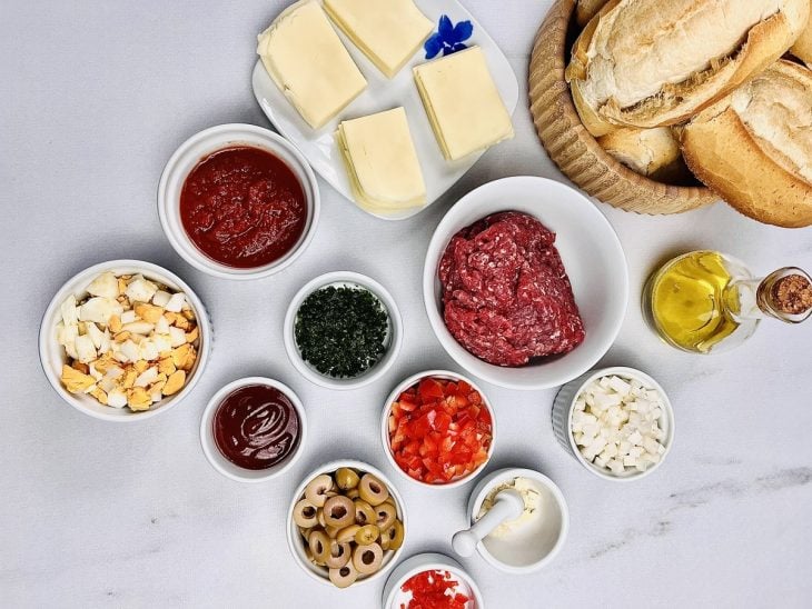 Ingredientes reunidos em uma bancada.